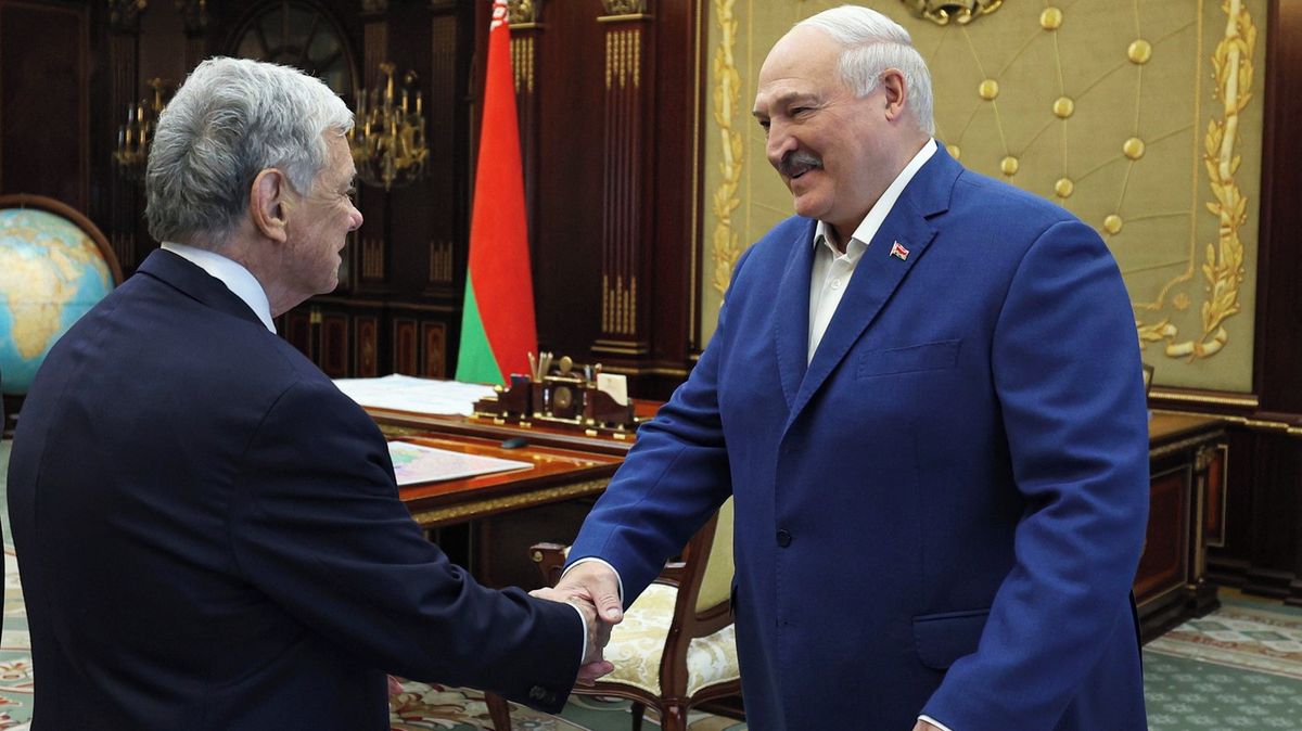 Mimořádně vulgárně se navezl do Evropy. Trumpův zmocněnec si s Lukašenkem notoval u panáků vodky